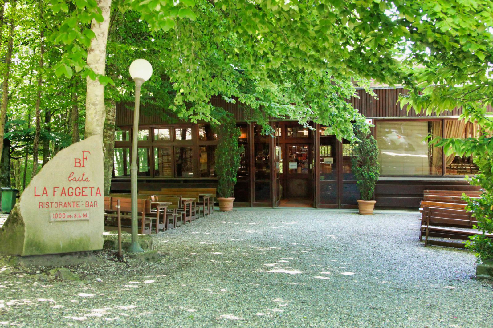 Ingresso di un ristorante immerso nel verde.