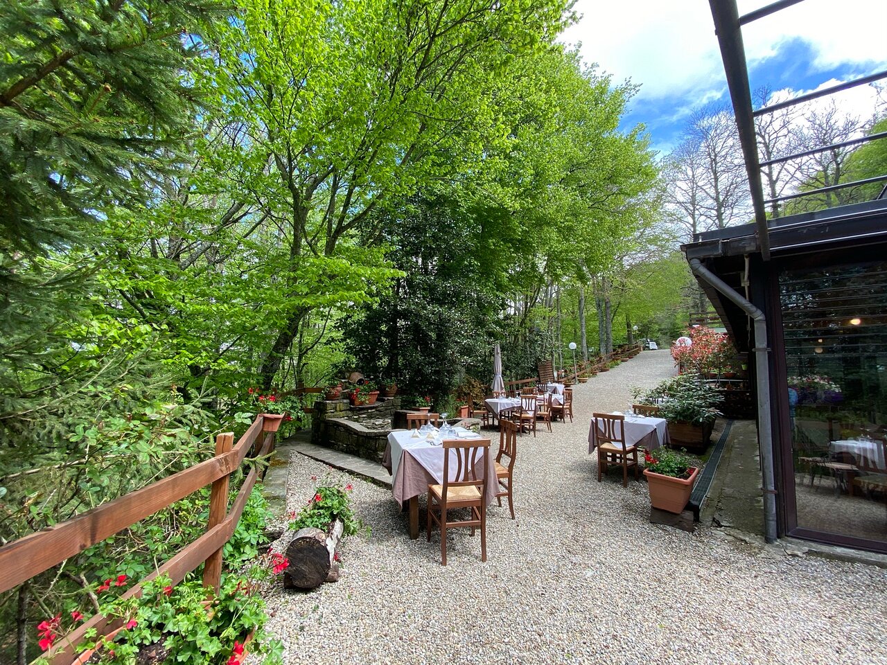 Tavoli all'aperto in giardino verde e soleggiato.