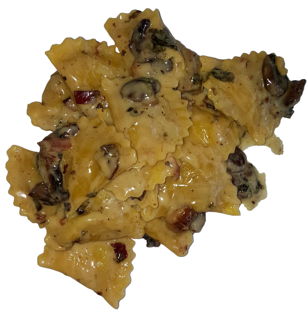 Ravioli con salsa cremosa e funghi su piatto grigio.