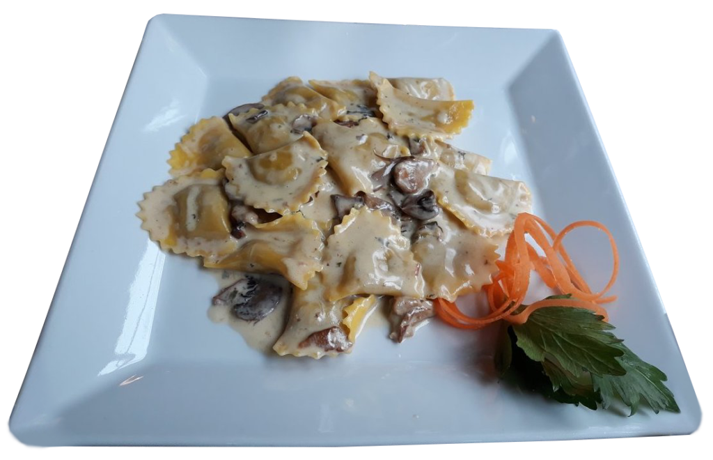 Ravioli con salsa cremosa e funghi su piatto quadrato.