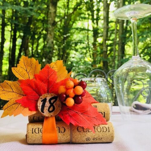 Decorazione autunnale con tappi di sughero e bicchiere.