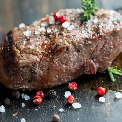 Bistecca cotta con sale grosso e pepe rosa.