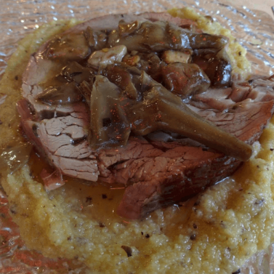 Arrosto con funghi su letto di polenta.
