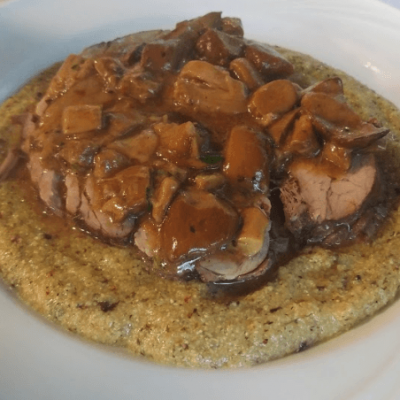Polenta con funghi e carne in salsa.