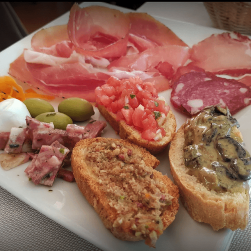 Piatto di antipasti misti con salumi e bruschette.